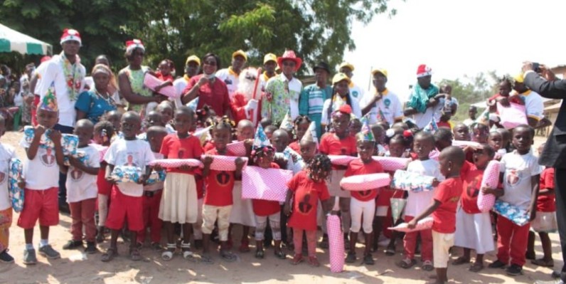 Les enfants du village de Singrobo étaient tout heureux grâce à la bienveillance de Daniel Boka Yao. (Dr)