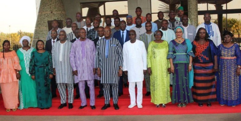 Le président Kaboré et les membres du gouvernement. (Dr)