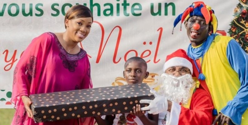 Caroll Yao remettant un jouet à une élève méritante. (Dr)