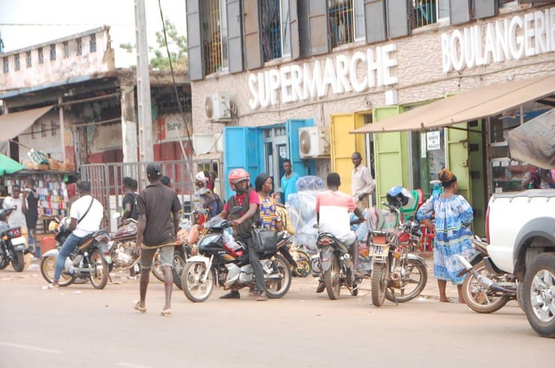 À l'image de la devanture clairsemée de ce supermarché, les populations ne se sont pas bousculées, pour préparer ou faire la fête.