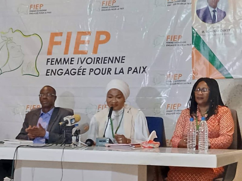 Mama Touré, présidente de Fiep (au centre), a appelé ses ‘’ sœurs’’ à s’impliquer dans le processus de réconciliation.