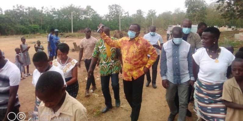 Le ministre Danho Paulin (main levée) a été célébré dans son village maternel. (DR)