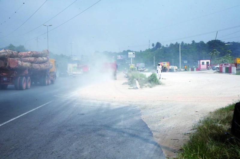 Un nuage de poussière qui peut être source de maladie et d'accident. (Photo : Poro Dagnogo)