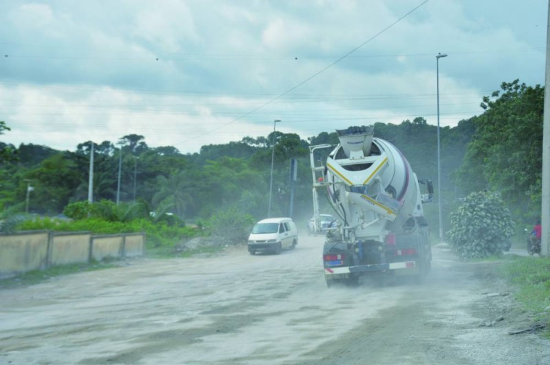 A leur retour de livraison, les camions-toupies déversent les restes de béton sur la piste incriminée. (Photo : Julien Monsan)
 