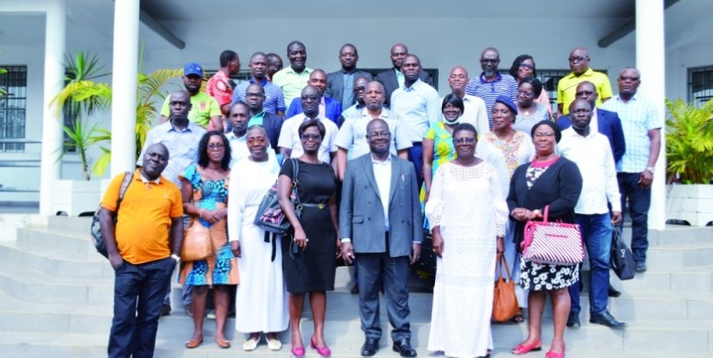La photo de famille avec le DG Venance Konan après le déjeuner. (Julien Monsan)