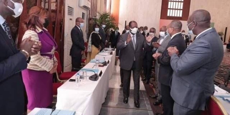 Le Chef de l'Etat, au milieu, lors de son arrivée au Conseil des ministres. (Dr)