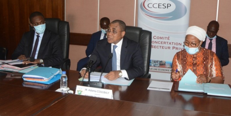 Le ministre Adama Coulibaly (au centre) a ouvert la rencontre en présence de son collègue Moussa Sanogo et Mariam Fadiga, la secrétaire exécutive du Comité de concertation Etat-Secteur privé. (Dr)