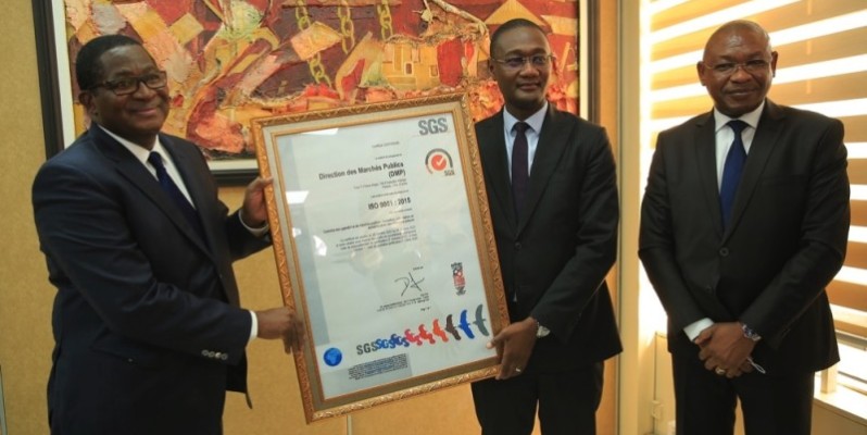 Remise du certificat ISO 9001 version 2015 de la Dgmp au ministre du Budget et du Portefeuille de l’Etat, Moussa Sanogo (à droite). (Dr)