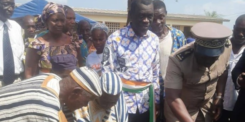 Le sous-préfet, Tapé Laba, donne le premier coup de truelle, sous le regard du maire, Méman André Narcisse (DR)