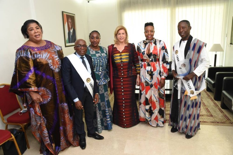 La Première dame Dominique Ouattara entourée des lauréats, de la chanteuse sud africaine Nocembo Zikode et la ministre Raymonde Goudou Coffie. (SERCOM)
