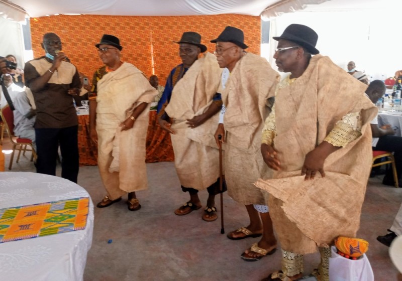 




Présentation d’une tenue typiquement gban par quelques chefs traditionnels. (photo :  DR)