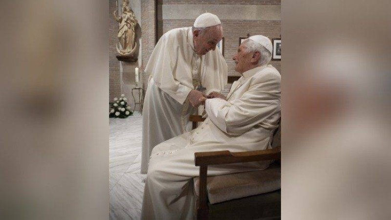 Le pape François et son prédécesseur, le Pape émérite Benoît XVI. (Dr)