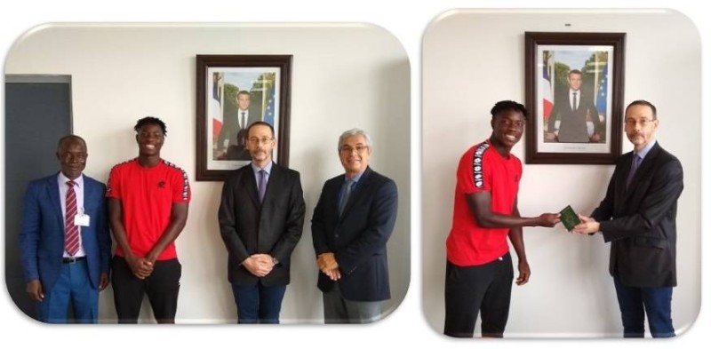Eliakim Coulibaly, à gauche était heureux de réceptionner son nouveau passeport.