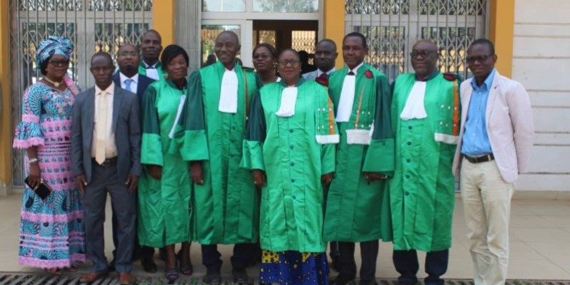 Pr Tidou Abiba Sanogo entourée de quelques enseignants. (DR)