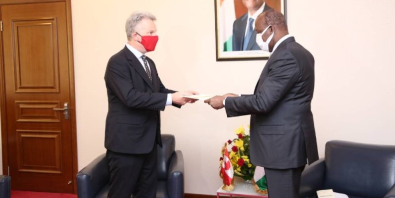 Le ministre Aly Coulibaly recevant les copies figurées du nouvel ambassadeur du Canada en Côte d'Ivoire. (Bavane)