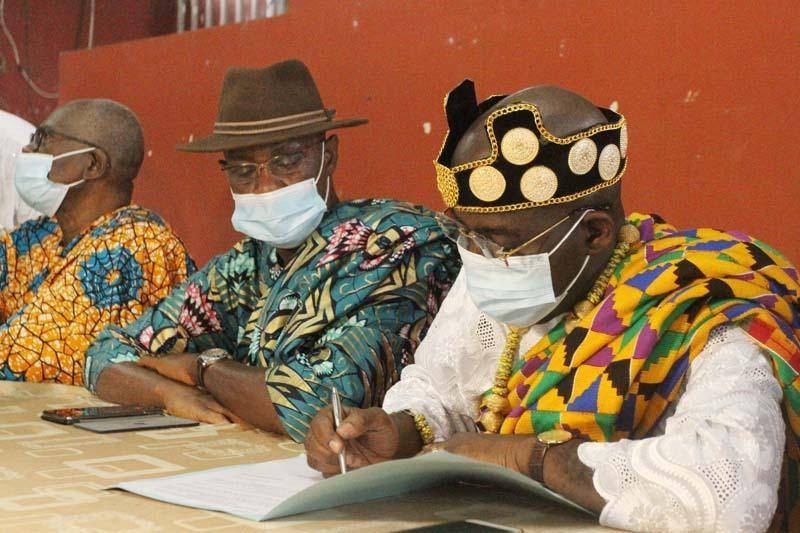Le chef sortant, N'Gboba Simon, signant le document de la passation des charges. (Véronique Dadié)