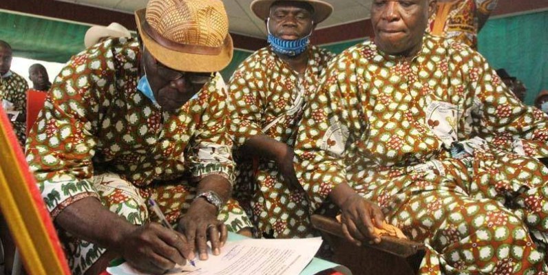 En attendant la désignation du nouveau chef, le doyen de la génération Tchagba a reçu les documents et les clés du siège de la chefferie. (Véronique Dadié)