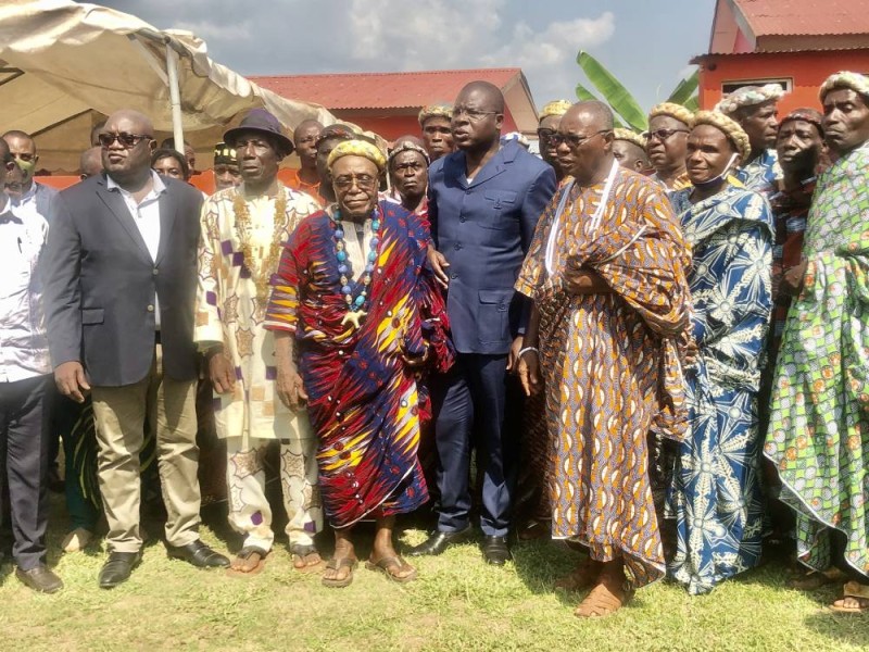 Le ministre Amedé Kouakou (au centre) avec à sa droite, le chef des chefs du Lôh Djiboua, Tégbo Aliko et la délégation des gardiens de la tradition de Tiébissou ont pris l’engagement d’œuvrer pour la cohésion sociale.