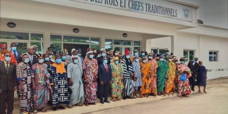 Le ministre Kouadio Konan Bertin entouré des rois. (DR)
