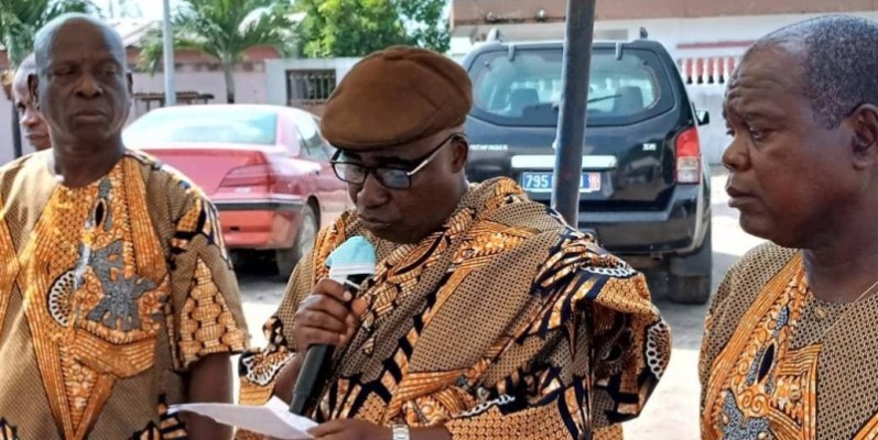 le chef sortant d'Anoumabo village (au centre) a traduit sa reconnaissance aux organisateurs de cette rencontre fraternelle et conviviale. (DR)