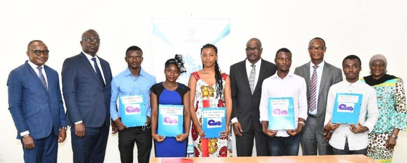 Les boursiers lors de la remise des kits de voyage au cabinet au Plateau. (DR)