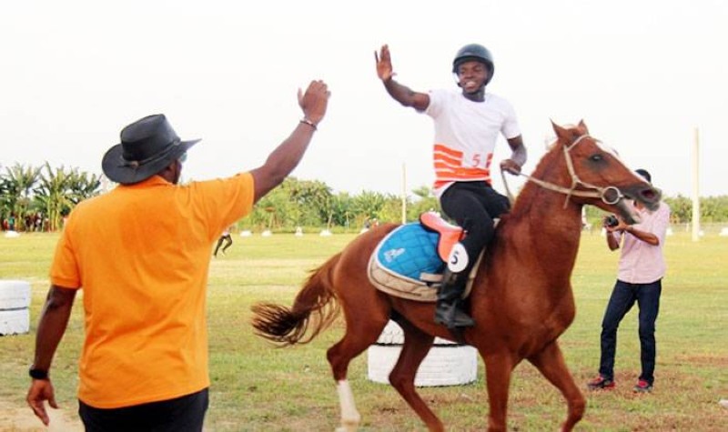 Ousmane Lonfo (à cheval) vainqueur du Grand Prix de la Lonaci saluant le président de la Fie et ses équipiers pourront bientôt remonter à cheval. (DR)