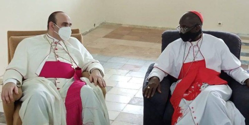 Le nonce Paolo Borgia (à gauche) et le cardinal Kutwa (à droite). (DR)