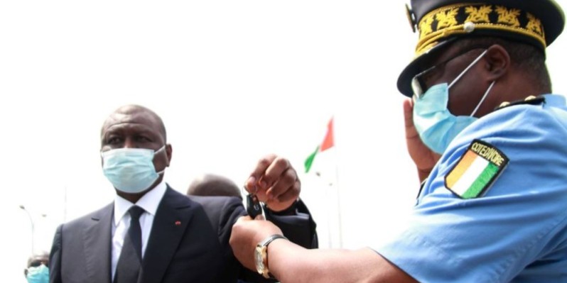 Le Premier ministre Hamed Bakayoko remettant les clés symboliquement les clés des véhicules au contrôleur général Yao Kouamé Joseph. (Sébastien Kouassi)