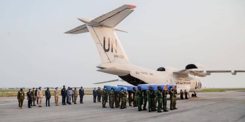 L'accueil des dépouilles des quatre soldats ivoiriens, à l'aéroport d'Abidjan. (Dr)