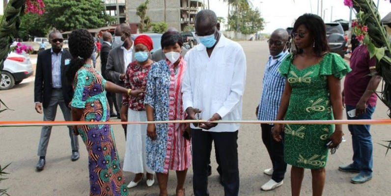Après la coupure du ruban, Augustin Thiam a visité une exposition d’œuvres littéraires de 14 journalistes écrivains. (Dr)