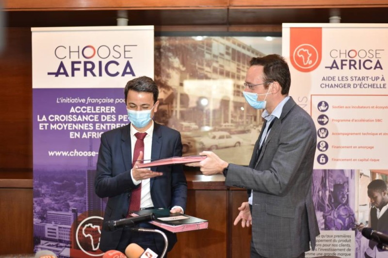 Échange de parapheurs entre Aymeric Villebrun, Dg de la Société générale Côte d'Ivoire et Grégory Clemente, Dg de Proparco.