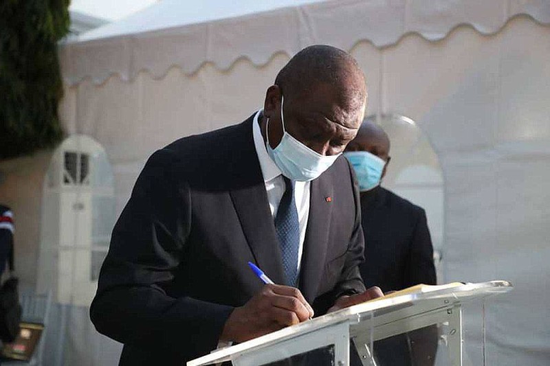 Le Premier ministre Hamed Bakayoko signant le livre de condoléances. (DR)
