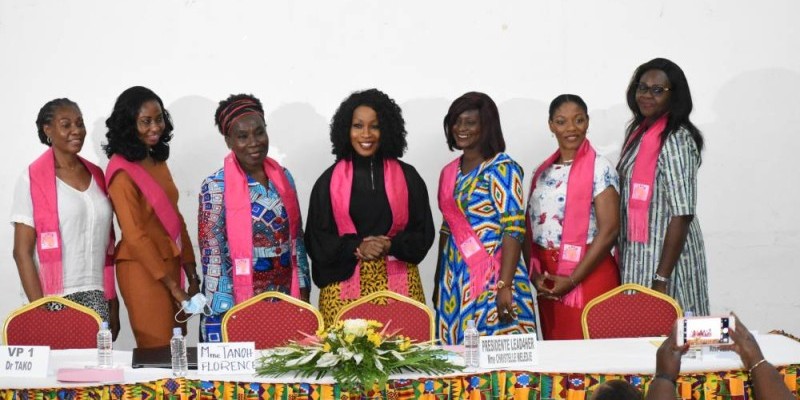La présidente de l'Association Lead4her, Christelle Meledje, au centre en noir, a posé avec les secrétaires générales pour la postérité. (Dr)