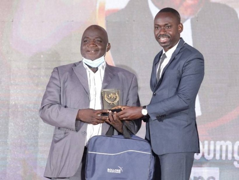 Le journaliste à gauche, recevant son prix de la part de M. Arsène Yapi, représentant Bolloré. (Dr)