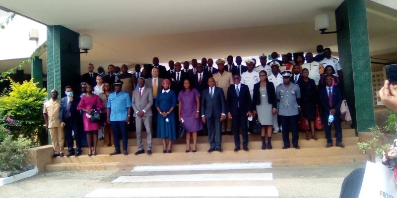 Photo de famille des participants (DR)

