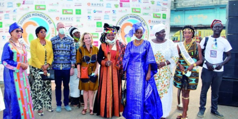 photo de famille autour de Anne Lemaistre, représentante de l'Unesco en Côte d'Ivoire (Photo Julien Monsan)