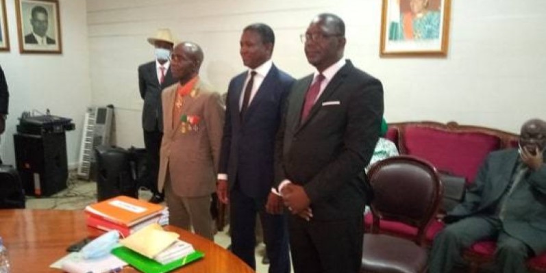 Valy Sidibé (à gauche) a officiellement transmis, hier, le commandement de l'Ens à Lassiné Ouattara (à droite). (DR)