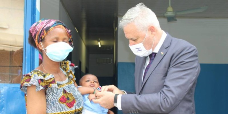 L'ambassadeur  d'Israël en Côte d'Ivoire, Leo Vinovezky,  en compagnie du premier né en octobre dernier de  la maternité  du Village d'enfants Sos d'Abobo. (Dr)