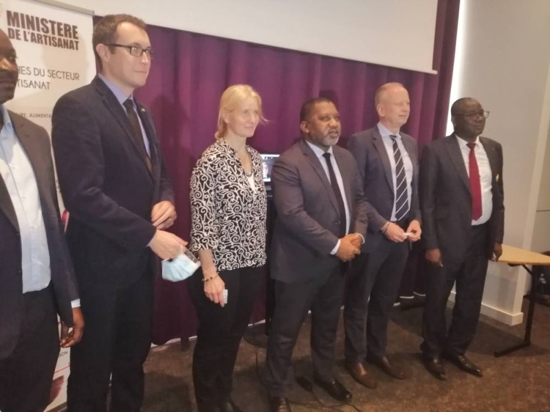 Le ministre Sidiki Konaté (3e à partir de la droite) a présidé la cérémonie de clôture de la rencontre.