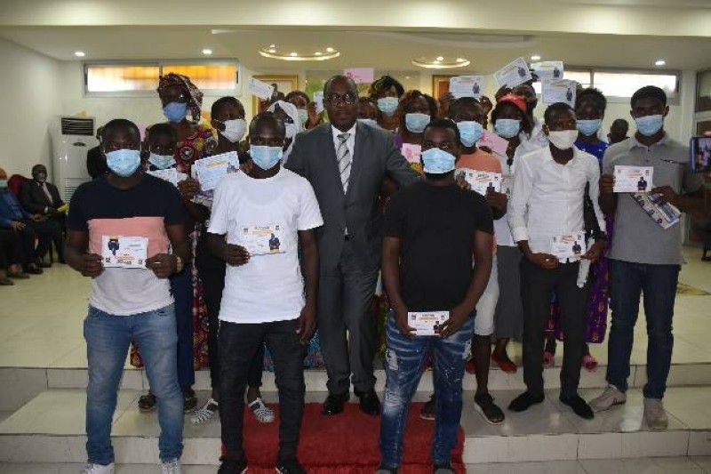 Le maire Aby Raoul (au centre) a fait des heureux bénéficiaires. (Dr)