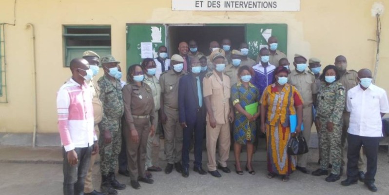 Ces agents des douanes et ces contrôleurs du ministère de l'Environnement et du Développement durable sont désormais outillés pour identifier les produits illicites commercialisés qui appauvrissent la couche d'ozone. (Dr)