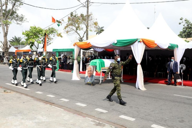 




Le passage du drapeau et le défilé de troupes ont ponctué la cérémonie d’adieu à Marcel Zadi Kessy. (PhOTOS Bosson Honoré)