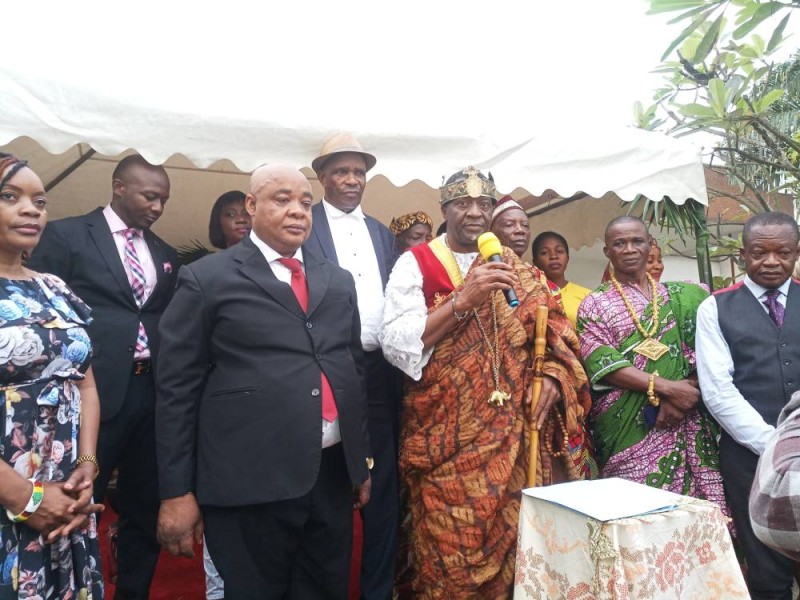 Sa Majesté Tchiffi Zié et Eyang Engonga Cirilo Ondo, le Chargé d’Affaire (Ph: Salif D. CHEICKNA)