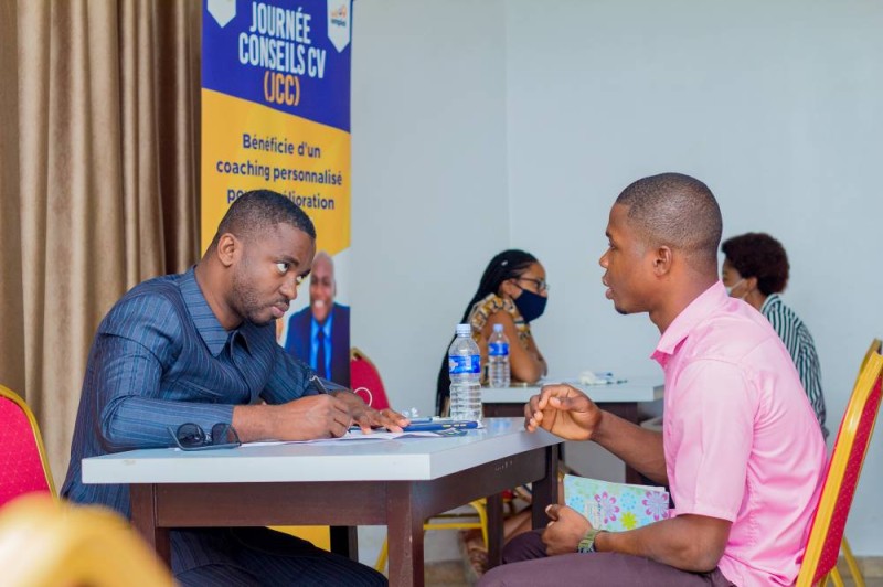 De nombreux jeunes ont bénéficié d’un coaching pour une amélioration de leur Curriculum Vitae. Crédit photo Davy SANOGHO 1
