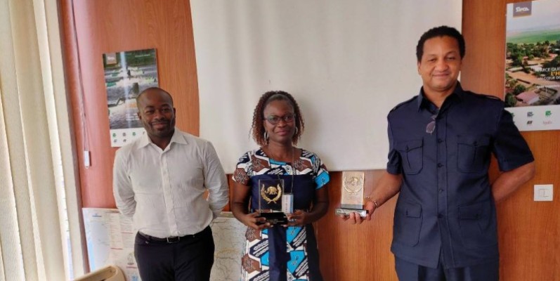L’Ébony 2020 du Prix Sifca (au centre) félicitée par les dirigeants du groupe. (