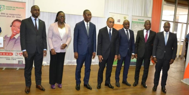 Le ministre Adama Coulibaly (à gauche) remettant symboliquement les cartes des membres de son Cabinet. (DR)