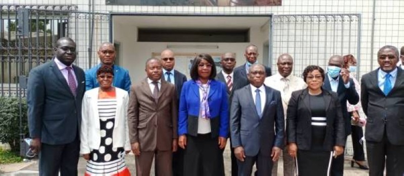 Le ministre Kouadio Konan Bertin et la secrétaire d’État chargée des Droits de l'homme, Aimée Zebeyoux, entourés par certains de leurs collaborateurs. (DR)