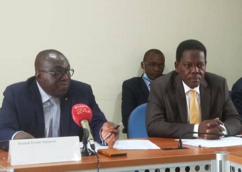 Le Mediateur de l'Assurance, Ernest Assamoi  Anassé (au micro).
