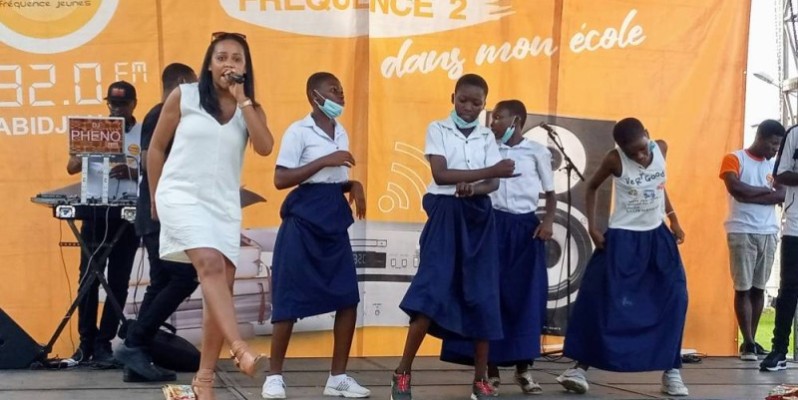 Des élèves accompagnant l'artiste Teeyah lors de sa prestation. (DR)