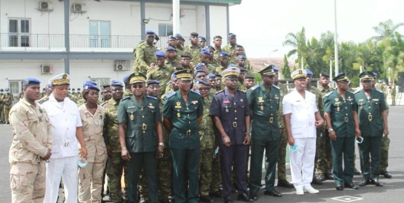 Des autorités militaires et des récipiendaires, après avoir la décoration. (Photo : Sébastien Kouassi)